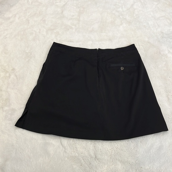 Lady Hagen Black size 6 skort, has pockets perfect for a round of golf - Picture 2 of 16